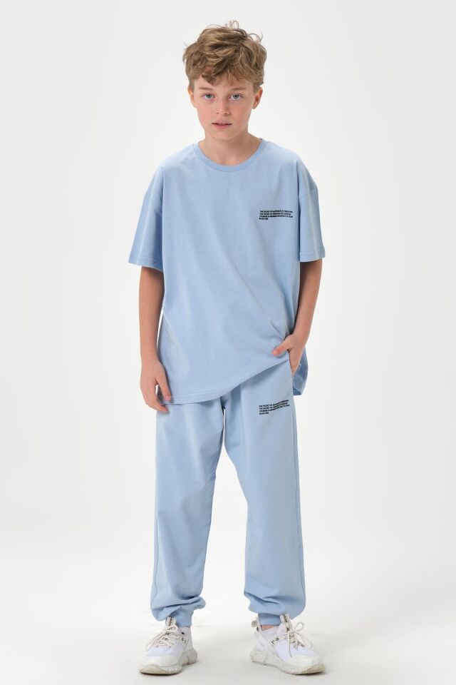 PENYE SÜPREM KUMAŞ BASKI DETAYLI ÇİFT CEPLİ AYARLANABİLİR BEL LASTİKLİ YAZLIK BİSİKLET YAKA ERKEK ÇOCUK ALT ÜST EŞOFMAN TAKIMI