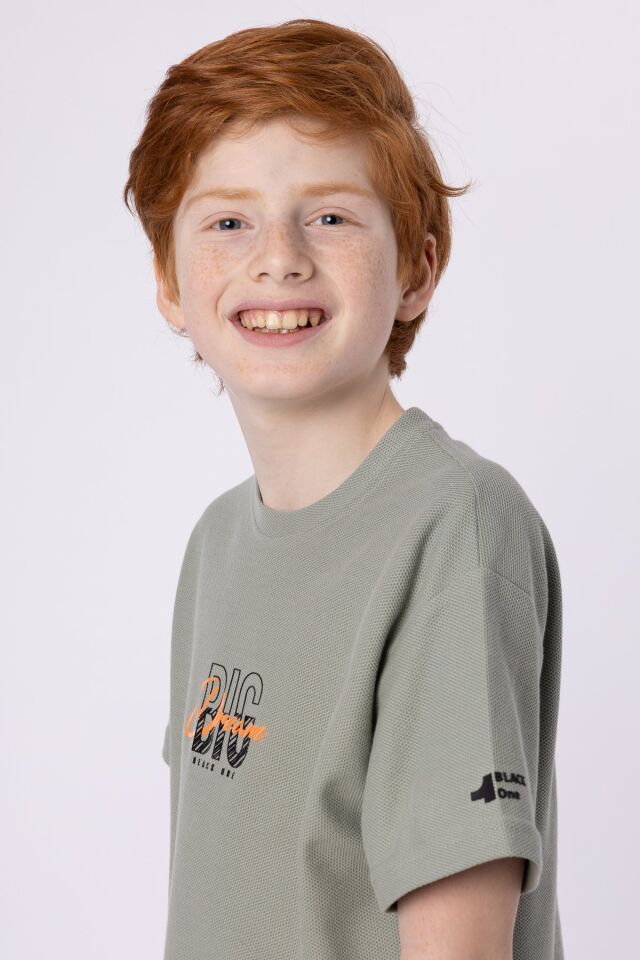 %100 PAMUKLU PETEK KUMAŞTAN TERLETMEYEN BASKILI CEP DETAYLI ERKEK ÇOCUK YAZLIK BİSİKLET YAKA T-SHIRT