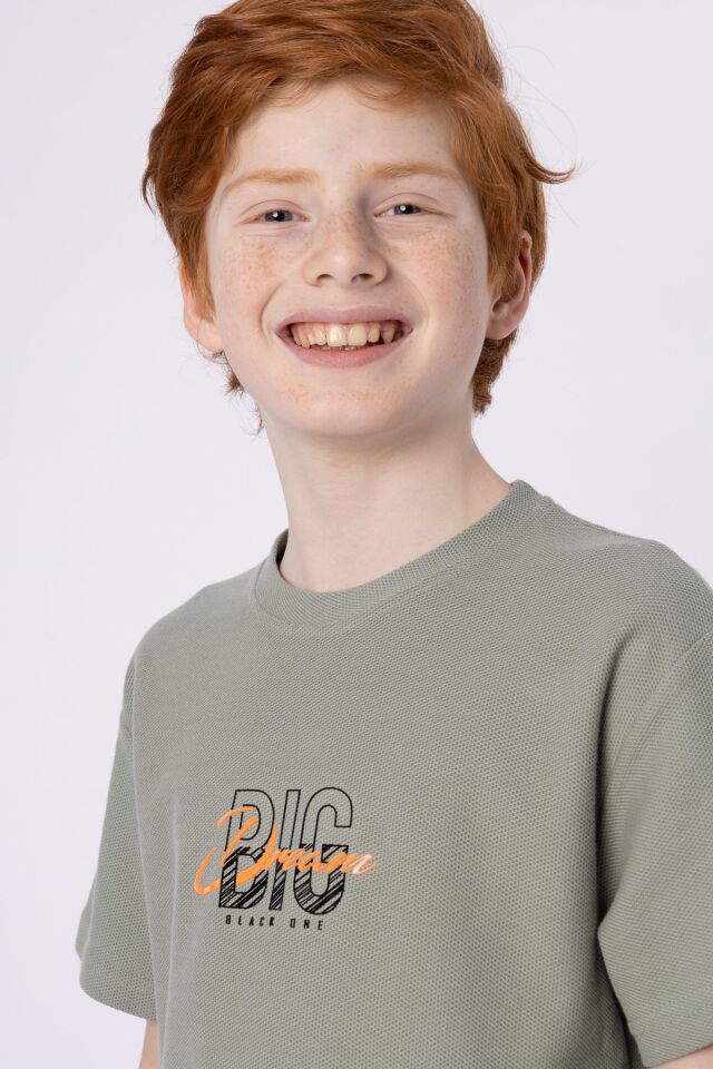 %100 PAMUKLU PETEK KUMAŞTAN TERLETMEYEN BASKILI CEP DETAYLI ERKEK ÇOCUK YAZLIK BİSİKLET YAKA T-SHIRT