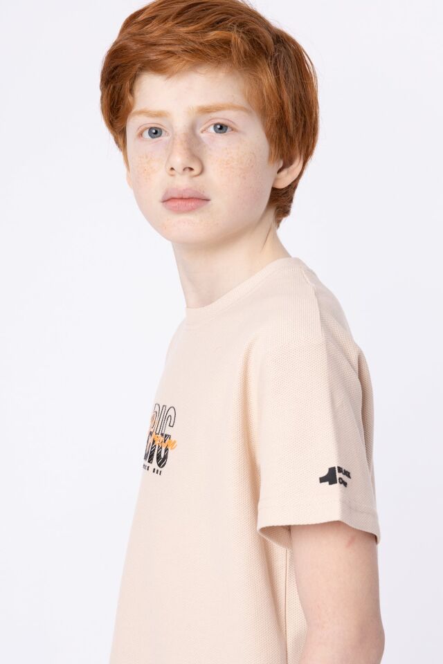 %100 PAMUKLU PETEK KUMAŞTAN TERLETMEYEN BASKILI CEP DETAYLI ERKEK ÇOCUK YAZLIK BİSİKLET YAKA T-SHIRT 8-9 Yaş - BEJ