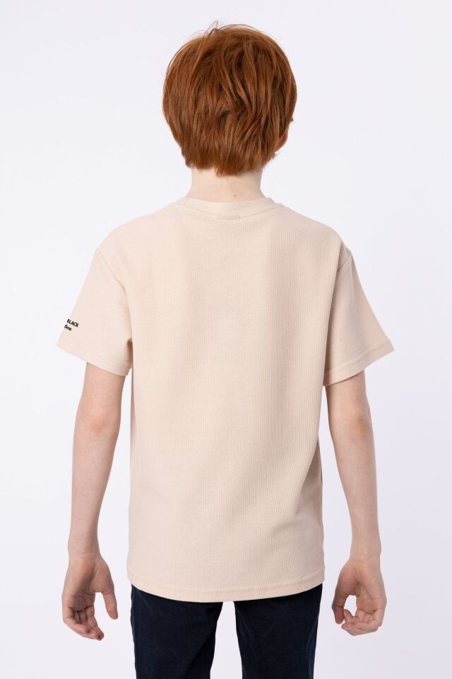 %100 PAMUKLU PETEK KUMAŞTAN TERLETMEYEN BASKILI CEP DETAYLI ERKEK ÇOCUK YAZLIK BİSİKLET YAKA T-SHIRT 8-9 Yaş - BEJ