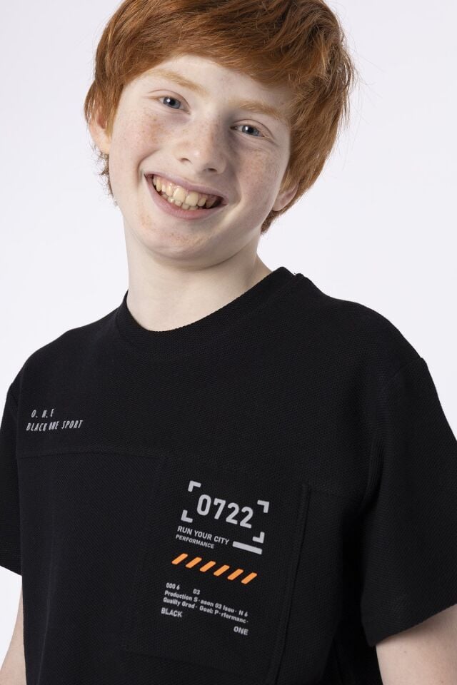 %100 PAMUKLU PETEK KUMAŞTAN TERLETMEYEN BASKILI CEP DETAYLI ERKEK ÇOCUK YAZLIK BİSİKLET YAKA T-SHIRT