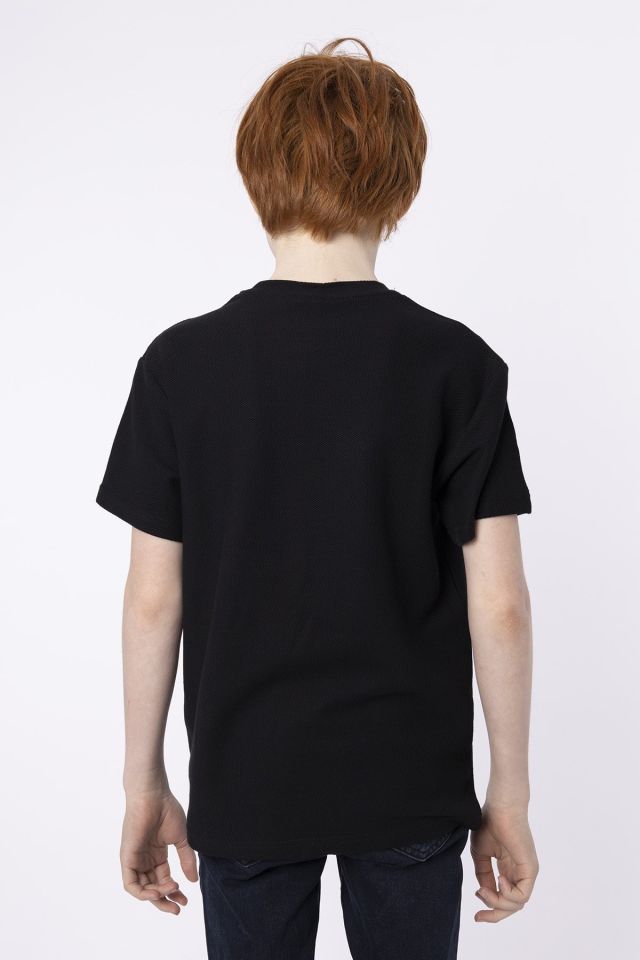 %100 PAMUKLU PETEK KUMAŞTAN TERLETMEYEN BASKILI CEP DETAYLI ERKEK ÇOCUK YAZLIK BİSİKLET YAKA T-SHIRT