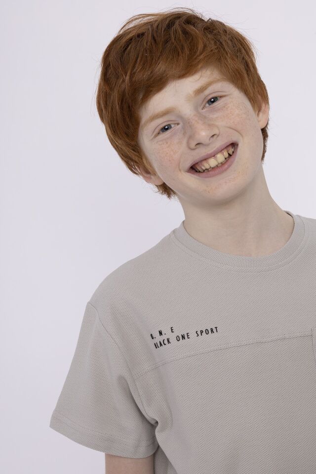 %100 PAMUKLU PETEK KUMAŞTAN TERLETMEYEN BASKILI CEP DETAYLI ERKEK ÇOCUK YAZLIK BİSİKLET YAKA T-SHIRT 8-9 Yaş - BOYAMA GRİ