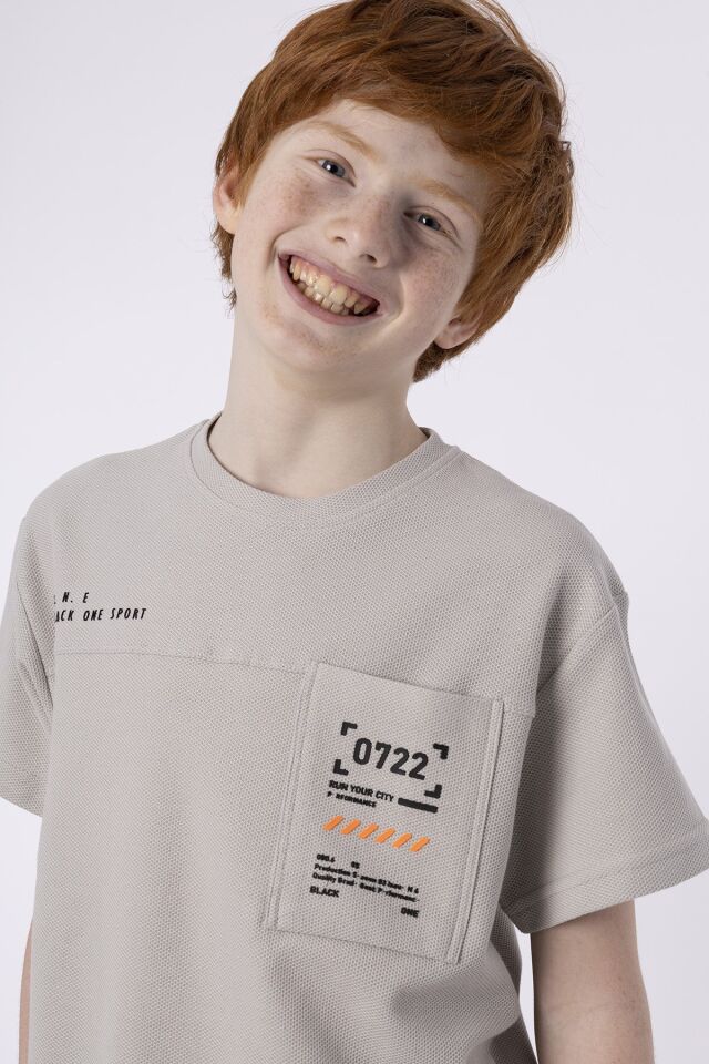 %100 PAMUKLU PETEK KUMAŞTAN TERLETMEYEN BASKILI CEP DETAYLI ERKEK ÇOCUK YAZLIK BİSİKLET YAKA T-SHIRT 8-9 Yaş - BOYAMA GRİ