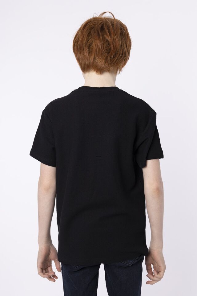 %100 PAMUKLU PETEK KUMAŞTAN TERLETMEYEN BASKILI CEP DETAYLI ERKEK ÇOCUK YAZLIK BİSİKLET YAKA T-SHIRT 8-9 Yaş - SİYAH