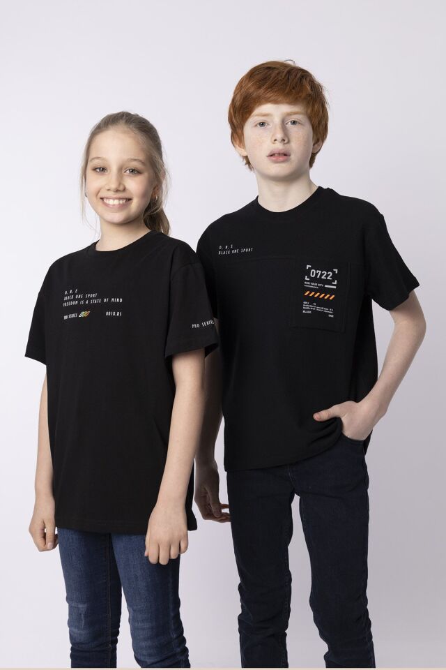 %100 PAMUKLU PETEK KUMAŞTAN TERLETMEYEN BASKILI CEP DETAYLI ERKEK ÇOCUK YAZLIK BİSİKLET YAKA T-SHIRT 8-9 Yaş - SİYAH