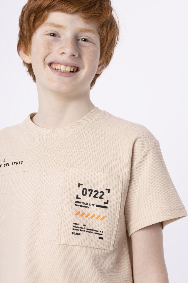 %100 PAMUKLU PETEK KUMAŞTAN TERLETMEYEN BASKILI CEP DETAYLI ERKEK ÇOCUK YAZLIK BİSİKLET YAKA T-SHIRT 9-10 Yaş - BEJ