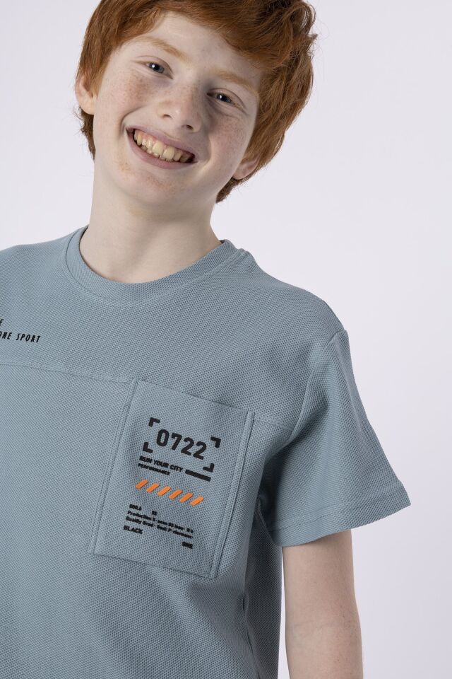 %100 PAMUKLU PETEK KUMAŞTAN TERLETMEYEN BASKILI CEP DETAYLI ERKEK ÇOCUK YAZLIK BİSİKLET YAKA T-SHIRT 10-11 Yaş - COMEO BLUE