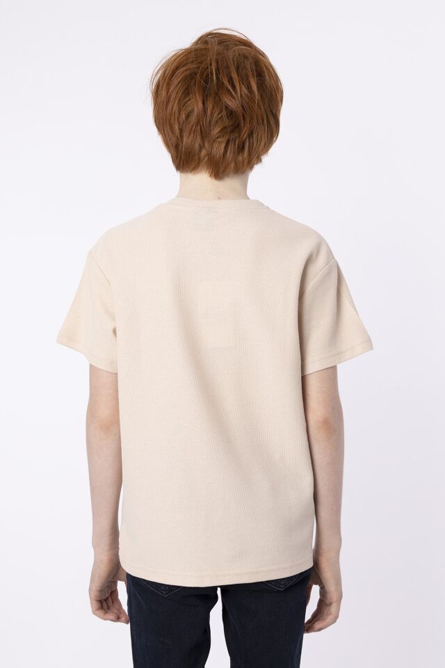 %100 PAMUKLU PETEK KUMAŞTAN TERLETMEYEN BASKILI CEP DETAYLI ERKEK ÇOCUK YAZLIK BİSİKLET YAKA T-SHIRT 12-13 Yaş - BEJ