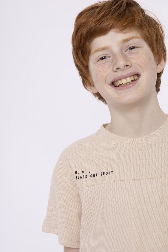 %100 PAMUKLU PETEK KUMAŞTAN TERLETMEYEN BASKILI CEP DETAYLI ERKEK ÇOCUK YAZLIK BİSİKLET YAKA T-SHIRT 8-9 Yaş - BEJ