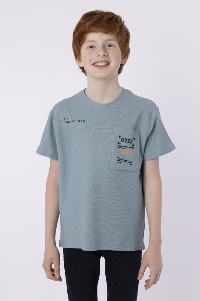 %100 PAMUKLU PETEK KUMAŞTAN TERLETMEYEN BASKILI CEP DETAYLI ERKEK ÇOCUK YAZLIK BİSİKLET YAKA T-SHIRT 8-9 Yaş - COMEO BLUE