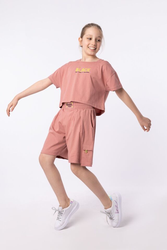 ORGANİK PAMUKLU BASKILI YÜKSEK BEL BOKSÖR KEMERLİ AÇIK OMUZLU CROP KESİM T-SHIRT SHORT TAKIMI 8-9 Yaş - MERCAN