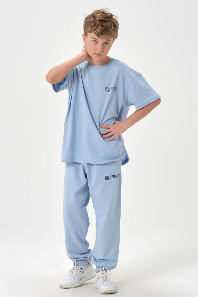 PENYE SÜPREM KUMAŞ BASKI DETAYLI ÇİFT CEPLİ AYARLANABİLİR BEL LASTİKLİ YAZLIK BİSİKLET YAKA ERKEK ÇOCUK ALT ÜST EŞOFMAN TAKIMI