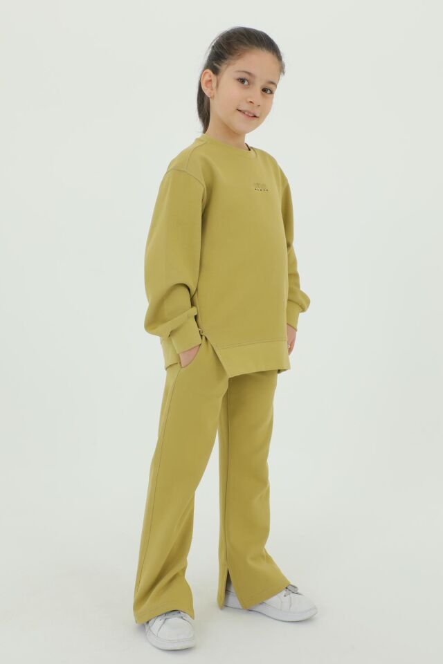 Kız Çocuk Pamuklu Eşofman Takımı – Baskı Detaylı, İspanyol Paça, Bisiklet Yaka ZEYTİN - 11-12 Yaş