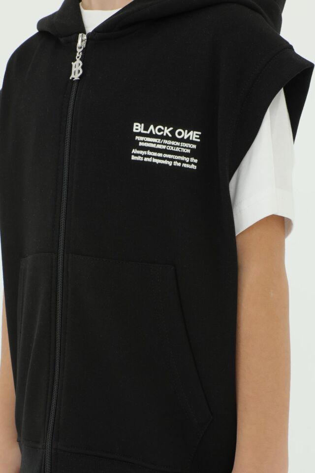 Bisiklet Yaka Erkek Çocuk Yelek T-Shırt Ve Şort Üçlü Takım