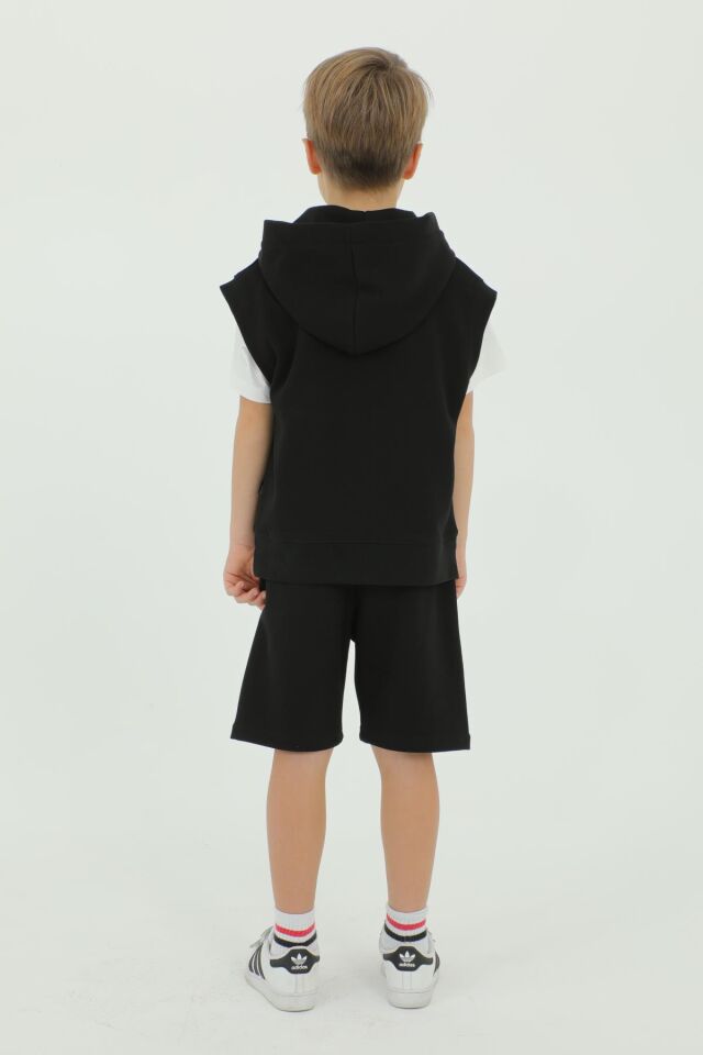 Bisiklet Yaka Erkek Çocuk Yelek T-Shırt Ve Şort Üçlü Takım