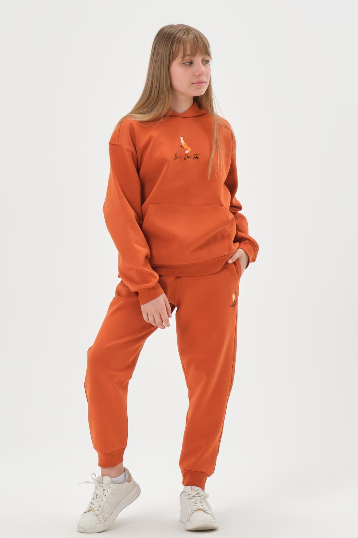 Kapüşonlu Nakış Detaylı Kız Çocuk Eşofman Takımı