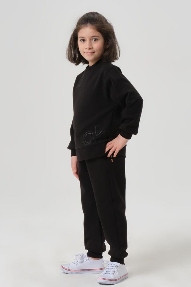 KIZ ÇOCUK BİSİKLET YAKA ÇELİKLİ İNTERLOK KUAMŞTAN BASKI DETAYLI EŞOFMAN ALT ÜST TAKIMI