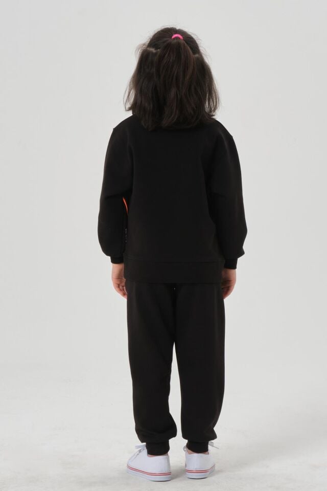 KIZ ÇOCUK BİSİKLET YAKA ÇELİKLİ İNTERLOK KUAMŞTAN BASKI DETAYLI EŞOFMAN ALT ÜST TAKIMI