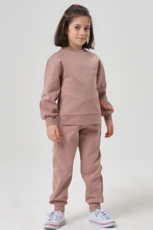 KIZ ÇOCUK BİSİKLET YAKA ÇELİKLİ İNTERLOK KUAMŞTAN BASKI DETAYLI EŞOFMAN ALT ÜST TAKIMI KOYU VİZON - 3-4 Yaş