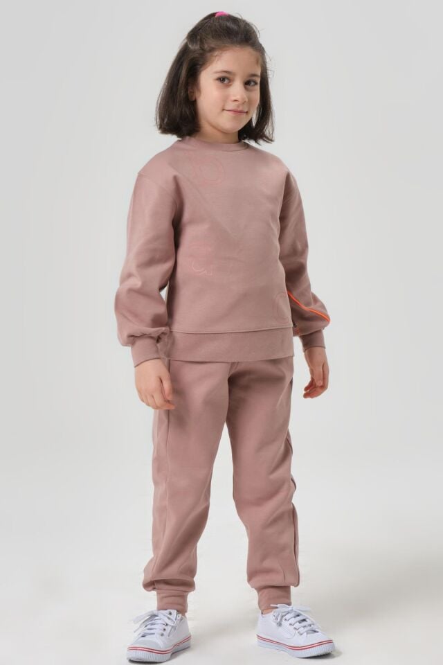 KIZ ÇOCUK BİSİKLET YAKA ÇELİKLİ İNTERLOK KUAMŞTAN BASKI DETAYLI EŞOFMAN ALT ÜST TAKIMI KOYU VİZON - 3-4 Yaş