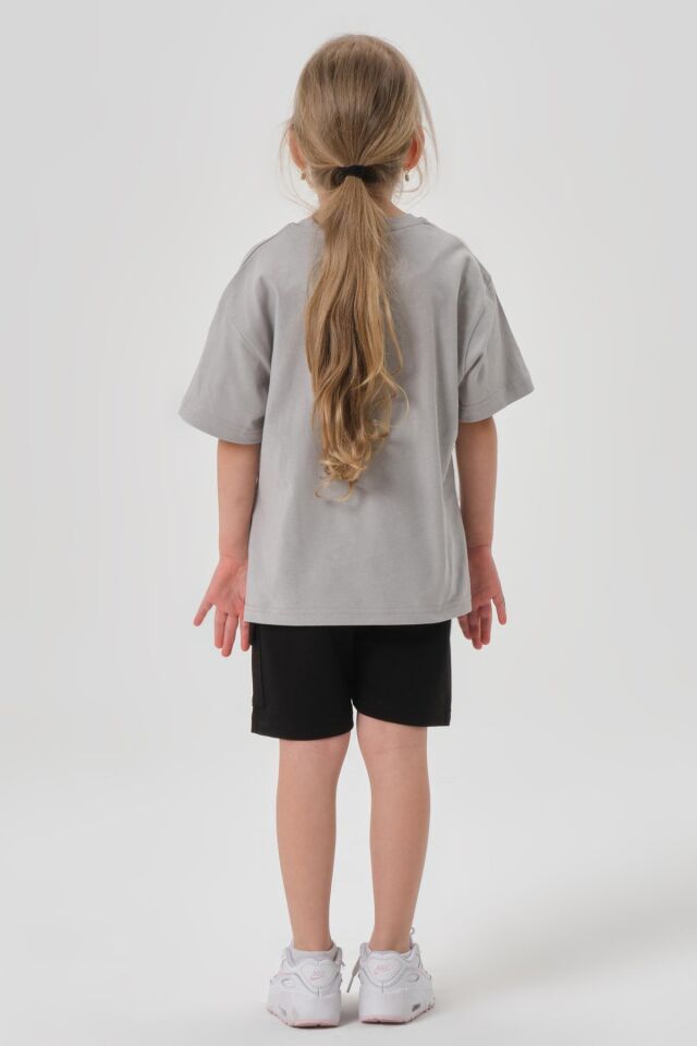 SÜPREM KUMAŞTAN YAZLIK BASKI DETAYLI CEPLİ KORDONLU KIZ ÇOCUK ALT ÜST TAKIM GRİ - 5-6 Yaş